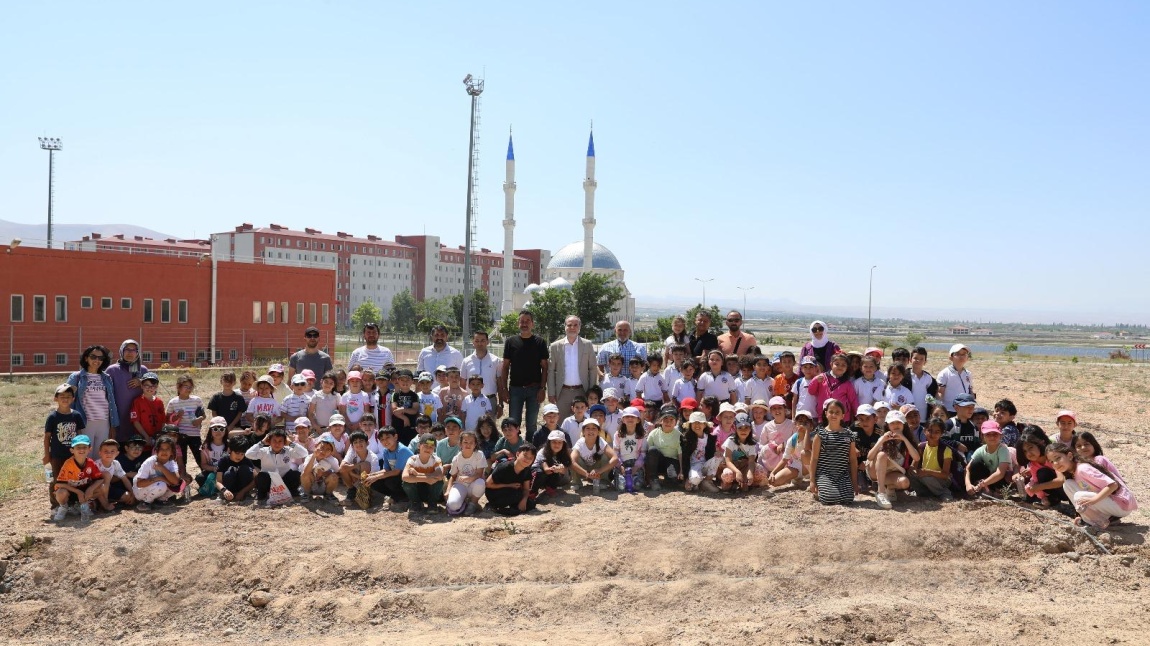 Minik Yüreklerden Büyük Dokunuş: Fidanlar Geleceğe Umut Oluyor